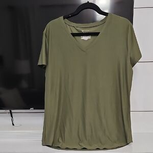 No Boundaries Olive Green V-Neck Short Sleeve Tee